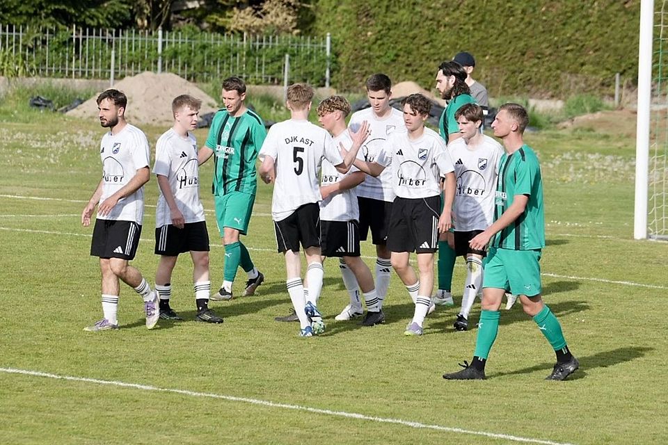 Überraschend setzten sich die Aster mit 4:0 beim Meister in Adlkofen durch.