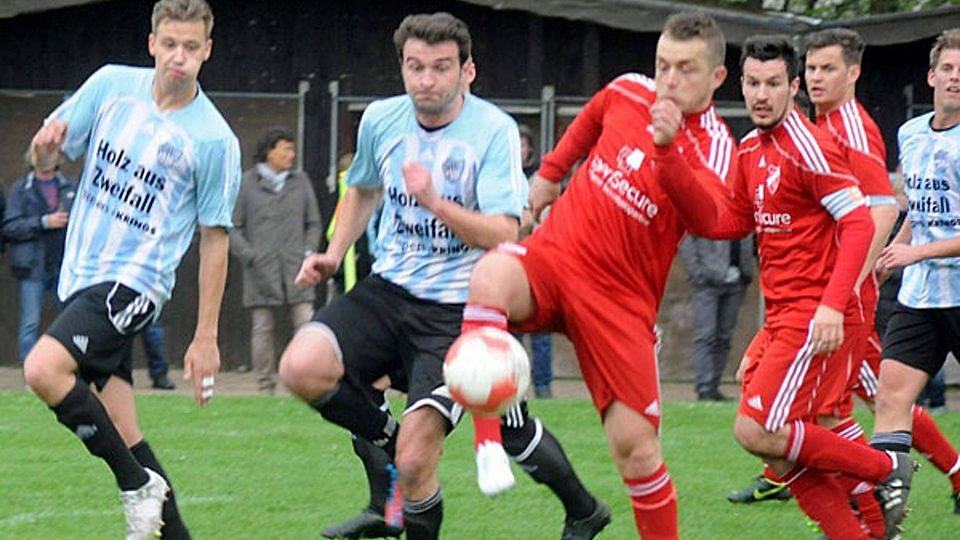 Behauptet hier den Ball vor seinem Vichttaler Gegenspieler - demnächst geht\\\'s für Emil Miljkovic in der dritten niederländischen Liga ran. Foto: Kurt Bauer