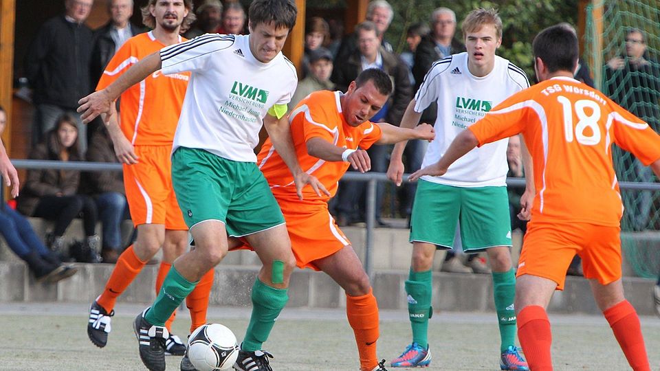 Feiert morgen seine Heimpremiere in der Verbandsliga: Aufsteiger SV Niedernhausen und dessen Kapitän Christopher Ihm (2. von links). Archivfoto: rscp