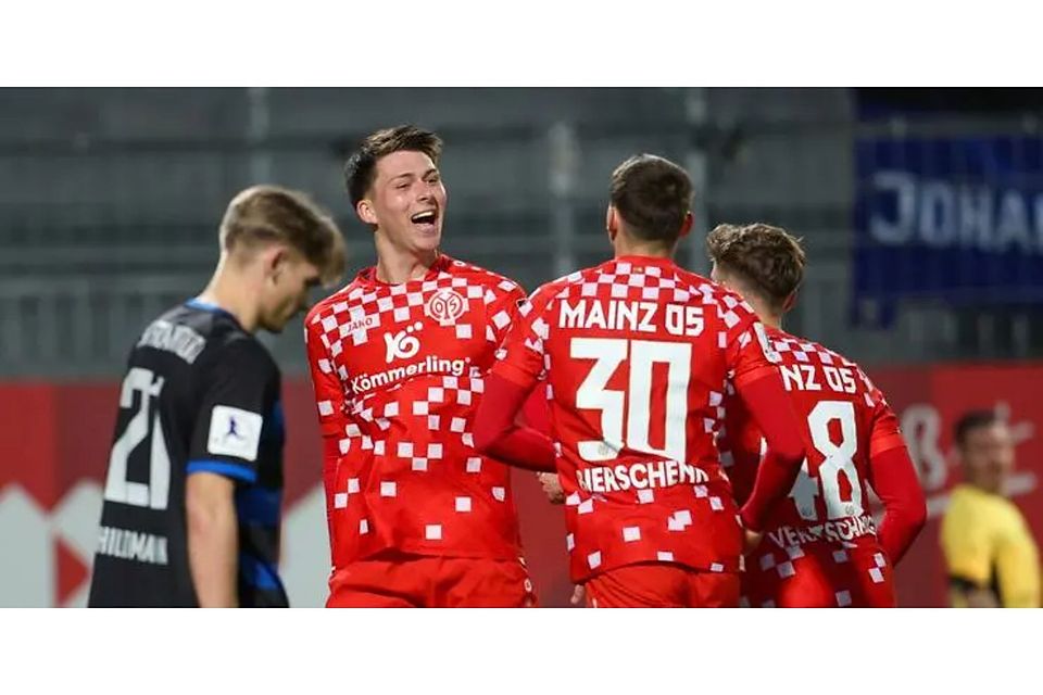 Marcel Kalemba (zweiter von links) soll bei der 05-Zweiten den nächsten Schritt machen und wieder im Mittelfeld spielen, wenn es nach Trainer Benjamin Hoffmann geht.	Archivfoto: René Vigneron/VRM