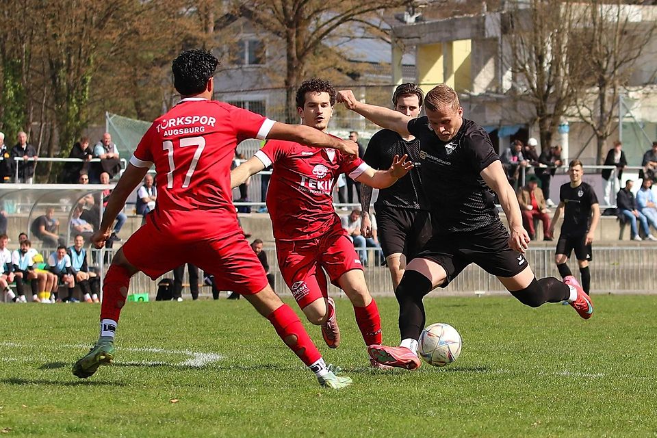 Nicht zu viel versprochen: TuS-Torjäger Belmin Idrizovic (re.) trifft nach langer Pause beim Geretsrieder 5:0 gegen Türkspor Augsburg doppelt. Nicht zu viel versprochen: TuS-Torjäger Belmin Idrizovic (re.) trifft nach langer Pause beim Geretsrieder 5:0 gegen Türkspor Augsburg doppelt.