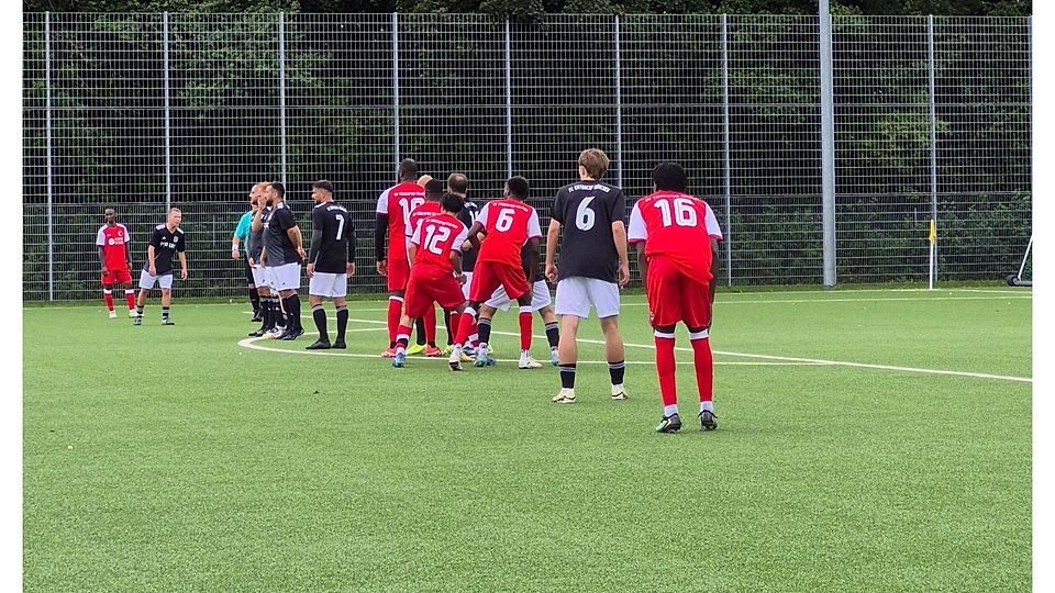 Luka Tepsic beim Freistoß 