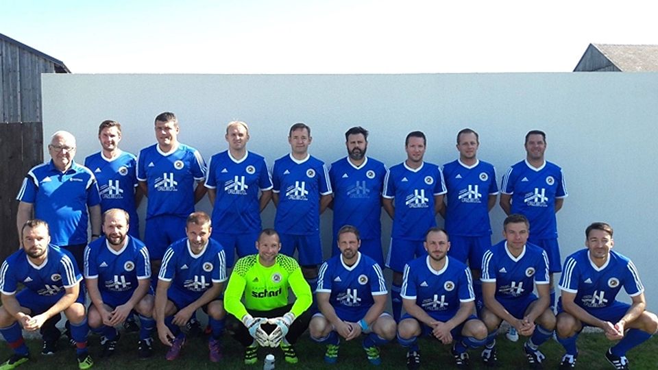 Der SV Raigering mit Spielleiter Hans Dammer (stehend, links) Foto: Dammer