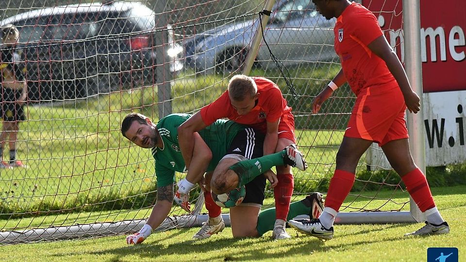Mit Glück und Geschick behauptet hier Hochwald-Keeper Sebastian Grub den Ball vor Bitburgs Nico Fuchs.
