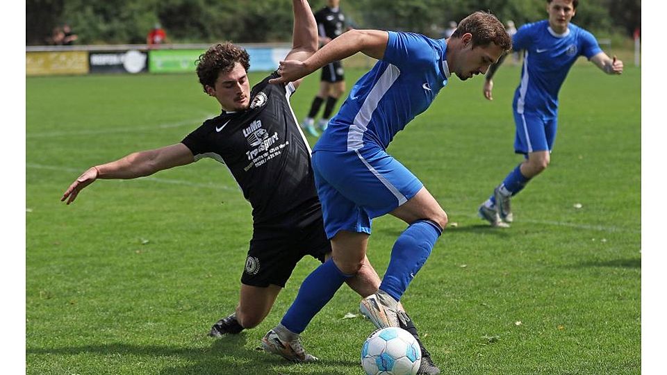 Intensives und torreiches Duell: Luca di Stefano (TuS Neuhausen) versucht, im Wormser Derby den Horchheimer Kevin Lenhardt zu stoppen.	Foto: Christine Dirigo/pakalski-press