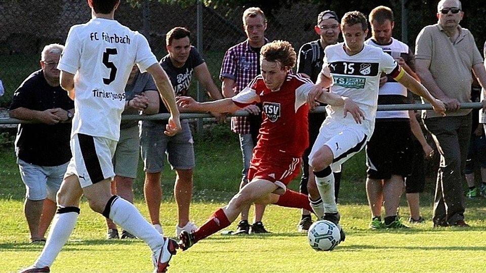 Ausgebremst: Langenlonsheims Mirco Zipka (rotes Trikot) wird von FC-Kapitän Florian Grünfelder attackiert. 	Foto: Mario Luge
