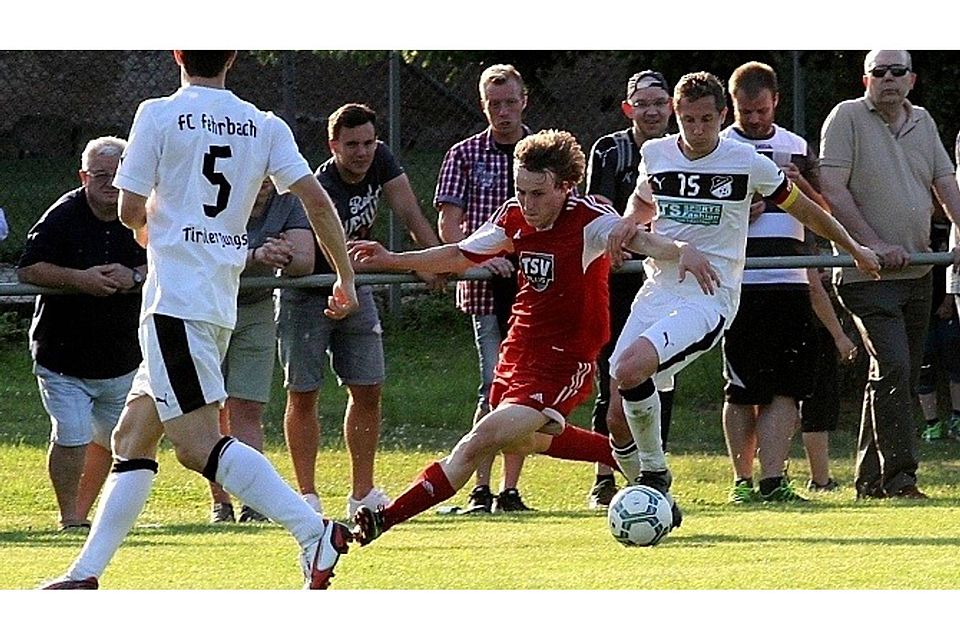 Ausgebremst: Langenlonsheims Mirco Zipka (rotes Trikot) wird von FC-Kapitän Florian Grünfelder attackiert. 	Foto: Mario Luge