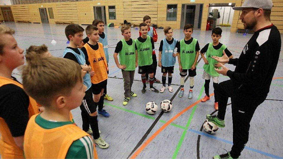 Trainer Fabian Quirmbach stimmt die U12-Junioren des FV Preussen Eberswalde beim Abschlusstraining auf das Hallenmasters Fitolino Cup am Wochenende ein.  ©MOZ/Thomas Burckhardt