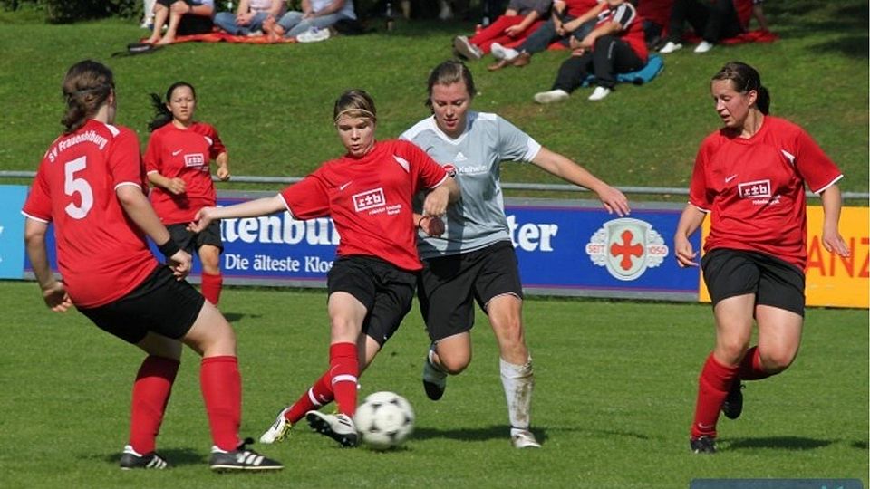 Der SV Frauenbiburg (rote Trikots) gilt als Favorit auf den Pokalsiegertitel in diesem Jahr; Foto: Doreen Schaar