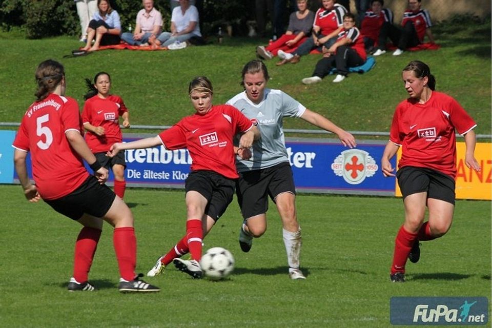 Der SV Frauenbiburg (rote Trikots) gilt als Favorit auf den Pokalsiegertitel in diesem Jahr; Foto: Doreen Schaar