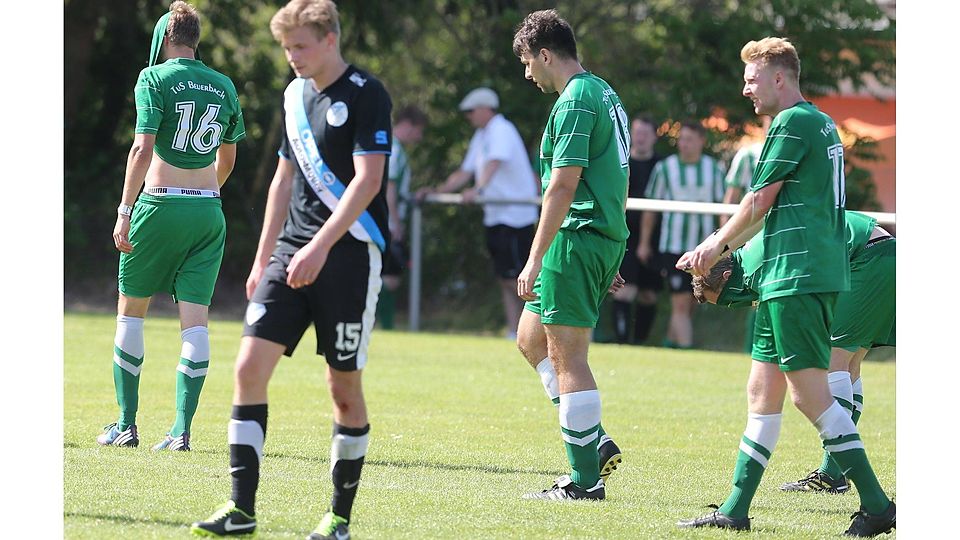 Bedröppelte Beuerbacher schleichen nach dem vergeigten Gruppenliga-Aufstieg vor eineinhalb Jahren vom Feld, Geht es nach Sven Ott (#15, schwarzes Trikot) soll das auch am Wochenende so passieren. Archivfoto: Vigneron.