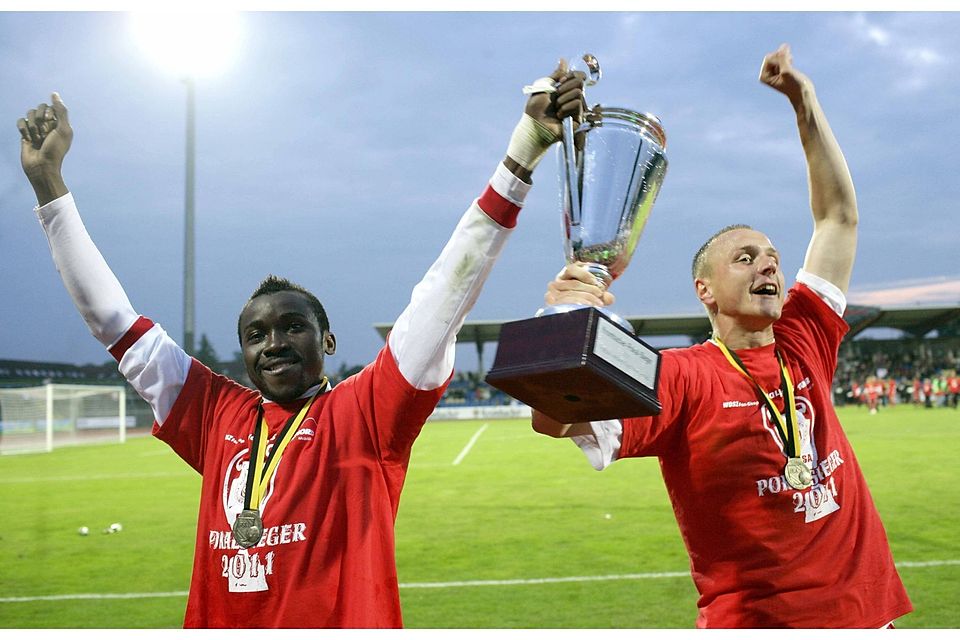 Patrick Mouaya (l.) und Christoph Klippel gewannen den Cup 2011 mit dem Halleschen FC.