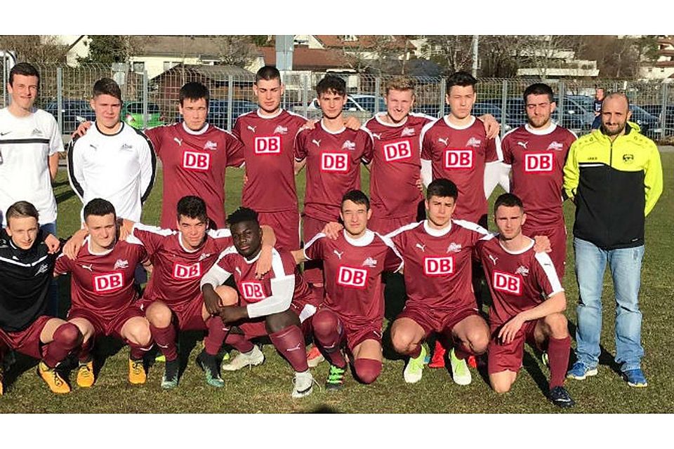 Das Double im Blick haben  Trainer Pino Curia und die A-Junioren der SG Hölzlebruck.  | Foto: Verein