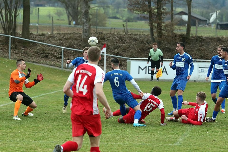 Wieder nix: In der Schlussphase hat Francois Ngwen (in Rot, Mitte) den Raistinger Siegtreffer auf dem Fuß. Er wird aber von seinem Mitspieler Benedikt Stechele (rechts) behindert, der Ball geht neben das Tor.