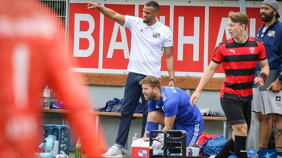 Raoul Dia (mitte) verlässt den SC Blau-Weiß Köln am Saisonende.