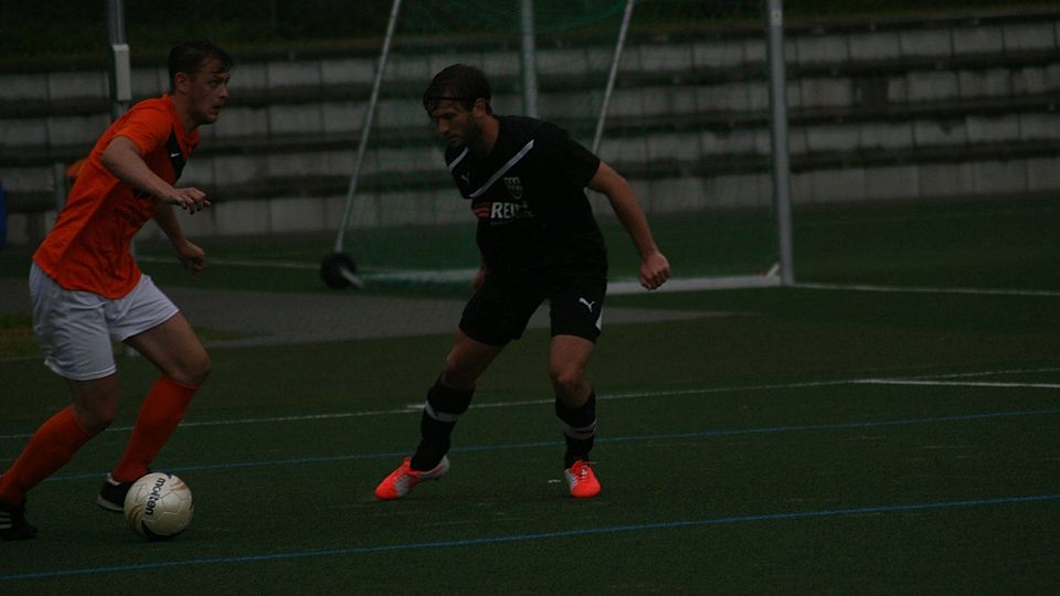 Powerplay trotz Regenwetter - Bierstadt (orange) im Zweikampf mit dem SV Wallrabenstein / Foto: Fank