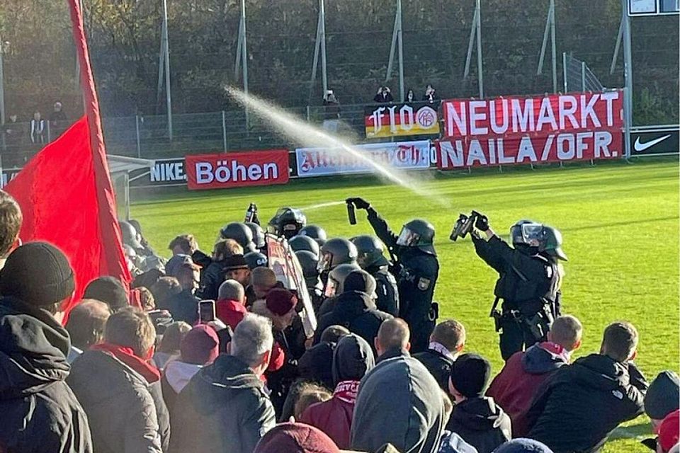 Eskalation im Sportpark Heimstetten: Weil Fans des FC Bayern II Gastgeber Türkgücü mit einem Kurdistan-Banner provozierten, griff die Polizei hart durch, was einen Abbruch des Derbys zur Folge hatte.