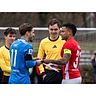 Steinbach Kapitän Serkan Firat (Zweiter v. l.), das Schiedsgericht und Offenbachs Spielführer Ronny Marcos begrüßen sich vor dem Testspiel. Foto: Björn Franz Steinbach Kapitän Serkan Firat (Zweiter v. l.), das Schiedsgericht und Offenbachs Spielführer Ronny Marcos begrüßen sich vor dem Testspiel. Foto: Björn Franz © Björn Franz