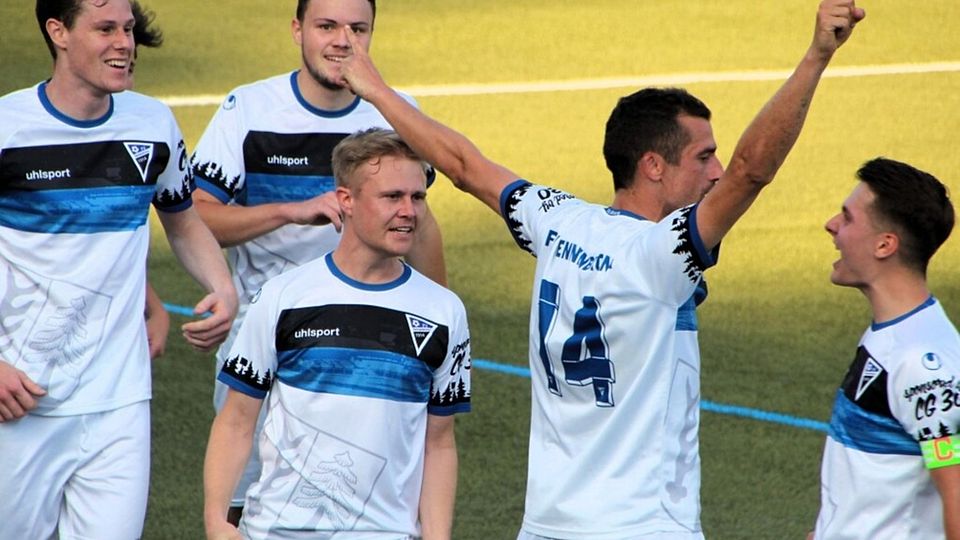 Stefan Schanz (Nr. 14) bejubelt mit seinem Mannschaftskameraden seinen Treffer zum 1:0 für den FC Tennenbronn.