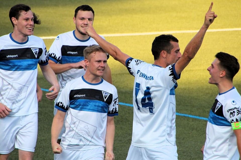 Stefan Schanz (Nr. 14) bejubelt mit seinem Mannschaftskameraden seinen Treffer zum 1:0 für den FC Tennenbronn.