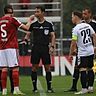 Ungewohnte Schiedsrichter-Ansetzung: Koji Takasaki (Mitte) leitete die Partie zwischen dem 1. FC Nürnberg II und dem SV Wacker Burghausen.