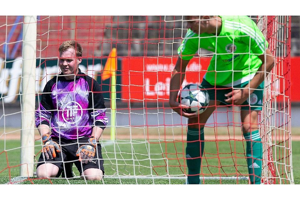 Es hat wieder eingeschlagen: Kevin Joost holt den Ball aus dem Netz, links Union-Torwart Florian Richter.  ©Winfried Mausolf