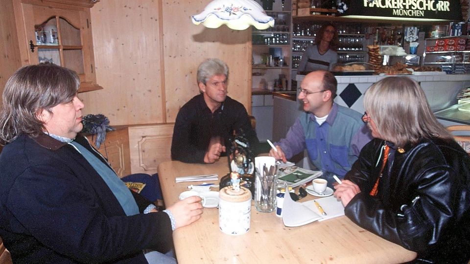 Werner Lorant belehrt die Presse im Löwen-Stüberl.