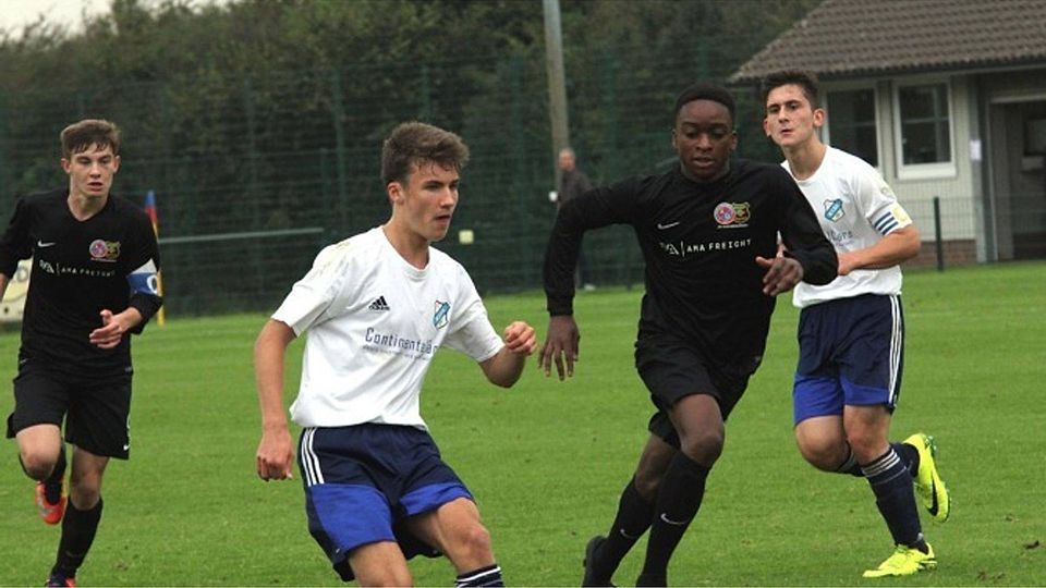 Achtung, Viktor Appiah (Zweiter von rechts) ist im Anmarsch: Er wurde seiner Joker-Rolle gerecht und erzielte 120 Sekunden nach seiner Einwechselung den Siegtreffer zum 1:0 für den JFV A/O/Heeslingen. Foto Krause