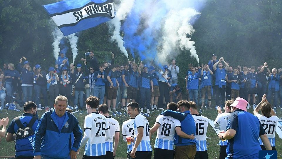 Der SV Winzer feiert zusammen mit seinen Fans.