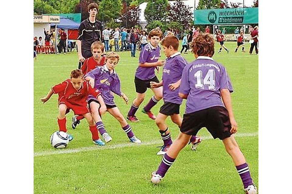 Die meisten E-Junioren-Fußballer (hier Talente beim 15. OM-Cup auf der Sportanlage des SV Gehlenberg/Neuvrees) kommen  gut mit der Rückpassregel zurecht. Steffen Szepanski