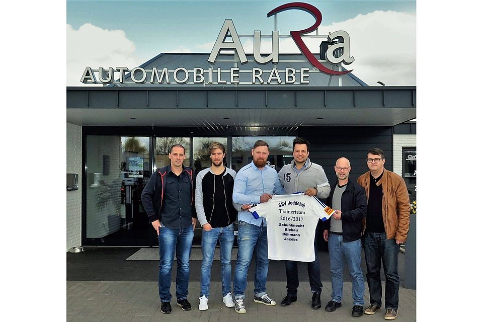 Am Samstag hat sich das neue Trainerteam beim Hosensponsor Oliver Rabe (AuRa) für ein Foto zusammengefunden.