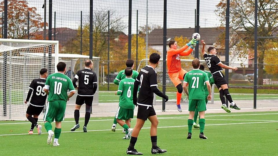 Der VfR Bürstadt (schwarze Trikots) strebt zum Abschluss des Fußballjahres einen Heimsieg gegen den SV Zwingenberg an, um Tabellenplatz drei in der Fußball-B-Liga zu festigen. (Archiv)	Foto: Dagmar Jährling