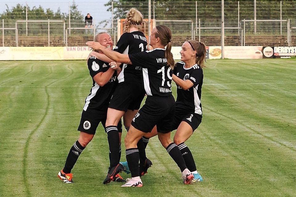 Die Frauend es VfR Warbeyen dürfen den Aufstieg in die Zweite Liga bejubeln.