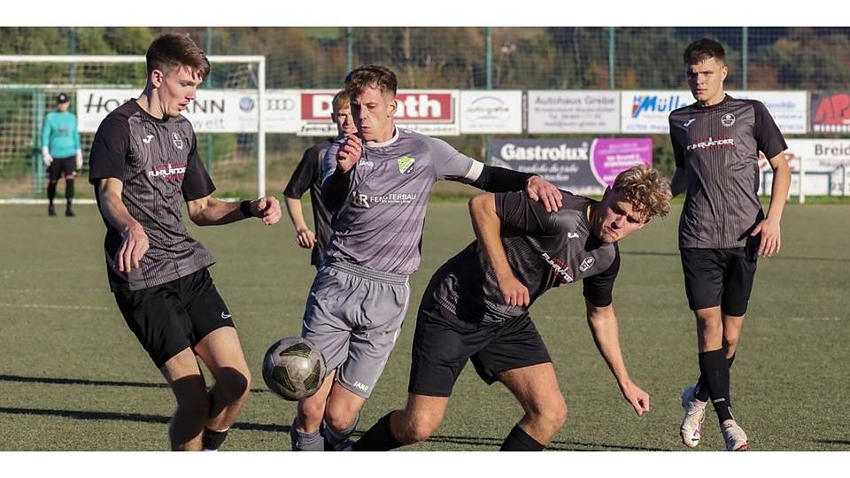 Szene aus der Top-Partie der Fußball-A-Liga zwischen der SG Roth/Simmersbach und dem SSC Burg II: „RoSi“-Stürmer Nino Fürschbach (Zweiter v. l.) lässt sich von Phil Luca Betz (l.) und Nick Hagedorn (r.) nicht aufhalten. Foto: Lorenz Pietzsch © Lorenz Pietzsch
