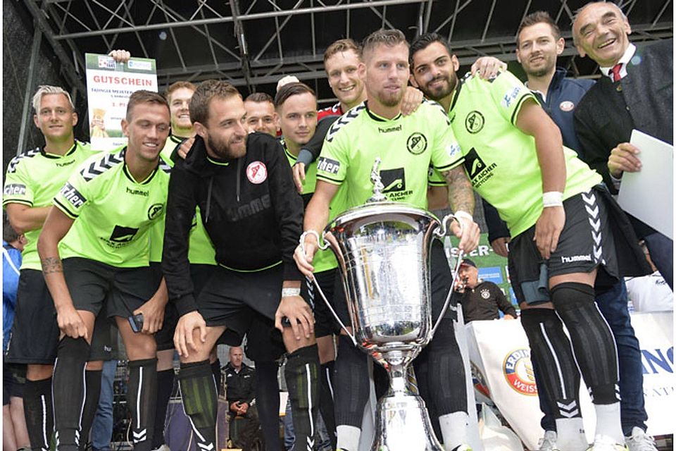 Sie hatten allen Grund zum Strahlen: Zum Bayernliga-Titel holten die Fußballer des SV Seligenporten nun auch den Erdinger-Cup. Jettingens Bürgermeister Hans Reichhart (rechts) gratulierte und freute sich mit den Gewinnern.  F.: Ernst Mayer
