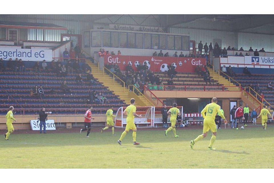 Der Rasen im Siegener Leimbachstadion ließ in diesem Jahr nur wenige Spiele zu. Daher kommen die Käner und die Siegener Sportfreunde nun in Terminnöte. Foto: juka