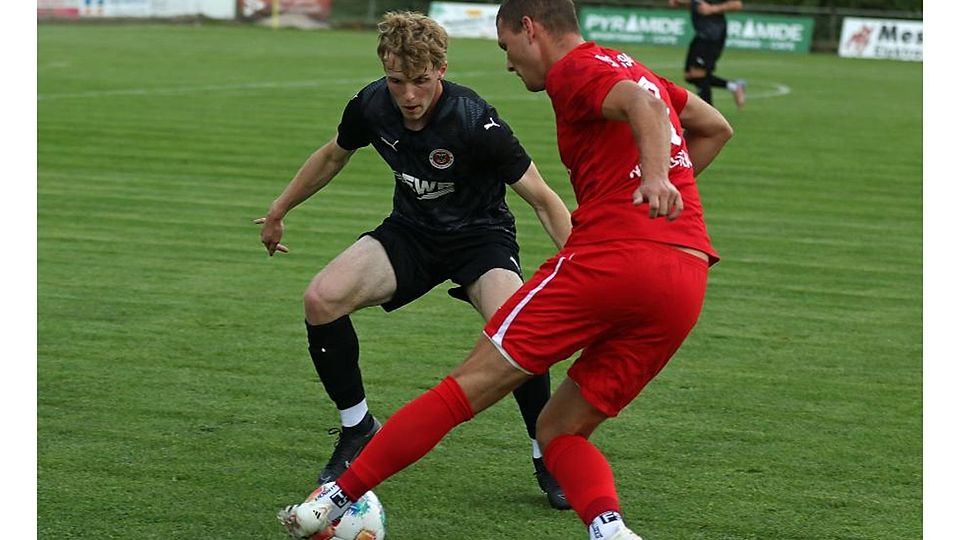 Die Null steht: Finn Cleres von der TSG Pfeddersheim verteidigt seinen Gegenspieler Jonas Frey (TuS Neuhausen).	Foto: Dirigo/pakalski-press