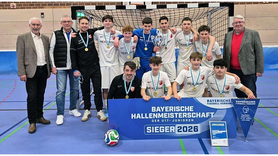 Bayerischer Hallenmeister: Die U17-Junioren des SV Heimstetten bei der Siegerehrung in Weiden; hinten v.l.: Reinhard Meier (Vorsitzender SfL Weiden), Klaus Schmalz (Bezirks-Jugendleiter Oberfranken), Roman Kirschner (Trainer), Patrik Beslic, Mateo Bukvic, Eduard Nita, Edi Maliqi, Kleo Marku, Elio Krabisch und Thomas Graml (Bezirks-Vorsitzender Oberpfalz); vorne v.l.: Selmir Sabic (SVH-Jugendleiter), Philipp Baumeister, Vincent Groß und Parham Nikandish-Asl .