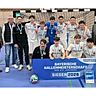 Bayerischer Hallenmeister: Die U17-Junioren des SV Heimstetten bei der Siegerehrung in Weiden; hinten v.l.: Reinhard Meier (Vorsitzender SfL Weiden), Klaus Schmalz (Bezirks-Jugendleiter Oberfranken), Roman Kirschner (Trainer), Patrik Beslic, Mateo Bukvic, Eduard Nita, Edi Maliqi, Kleo Marku, Elio Krabisch und Thomas Graml (Bezirks-Vorsitzender Oberpfalz); vorne v.l.: Selmir Sabic (SVH-Jugendleiter), Philipp Baumeister, Vincent Groß und Parham Nikandish-Asl .