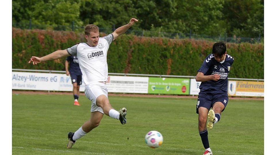 Spielminuten zum Abschied: Emre Gümüs (rechts) wird im Saisonfinale gegen den FV Dudenhofen ein letztes Mal für den TSV Gau-Odernheim auflaufen. Links im Bild: Maximilian Gräßle (TuS Rüssingen). 	Foto: Axel Schmitz/pakalski-press