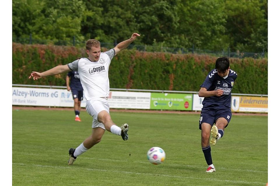 Spielminuten zum Abschied: Emre Gümüs (rechts) wird im Saisonfinale gegen den FV Dudenhofen ein letztes Mal für den TSV Gau-Odernheim auflaufen. Links im Bild: Maximilian Gräßle (TuS Rüssingen). Foto: Axel Schmitz/pakalski-press Spielminuten zum Abschied: Emre Gümüs (rechts) wird im Saisonfinale gegen den FV Dudenhofen ein letztes Mal für den TSV Gau-Odernheim auflaufen. Links im Bild: Maximilian Gräßle (TuS Rüssingen). Foto: Axel Schmitz/pakalski-press
