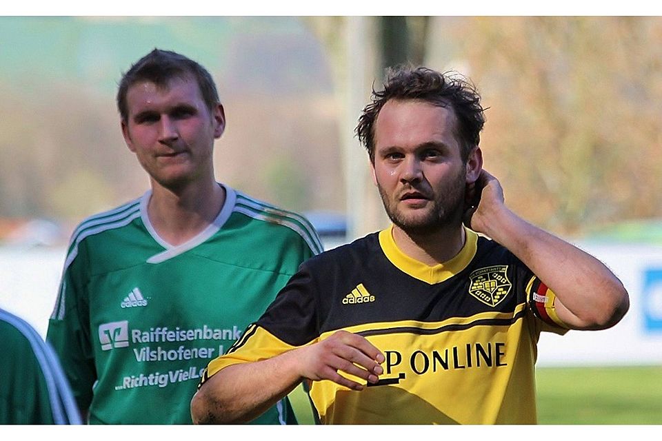 Der FC Aldersbach um Kapitän Lothar Stadler darf sich langsam aber sicher auf die Meisterfeier freuen. Der SV Fürstenstein um Kapitän Steffen Pockes muss nun um Platz zwei kämpfen. F: Dietmar Wagne