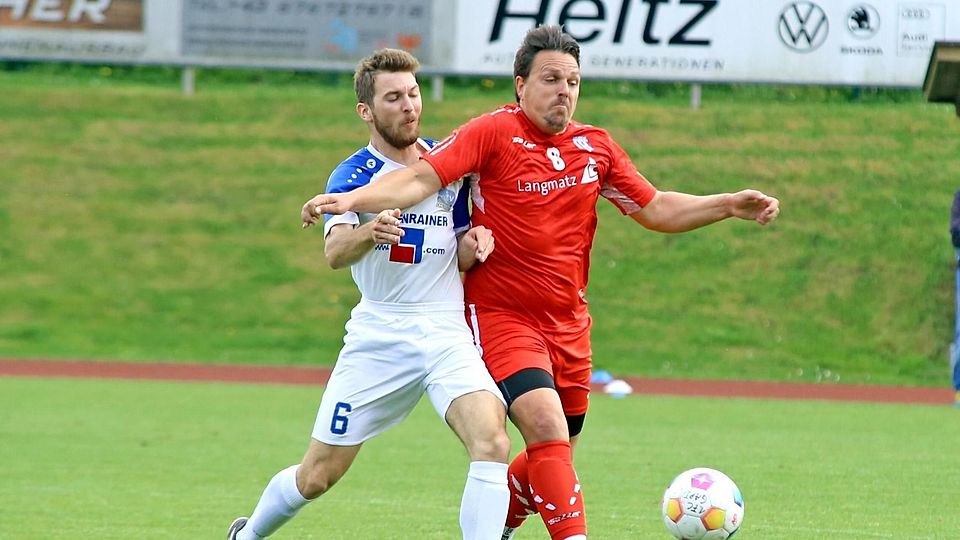 Lenker im Mittelfeld: FC-Routinier Marcel Wollenberg (r.) gegen Luis Frombeck.