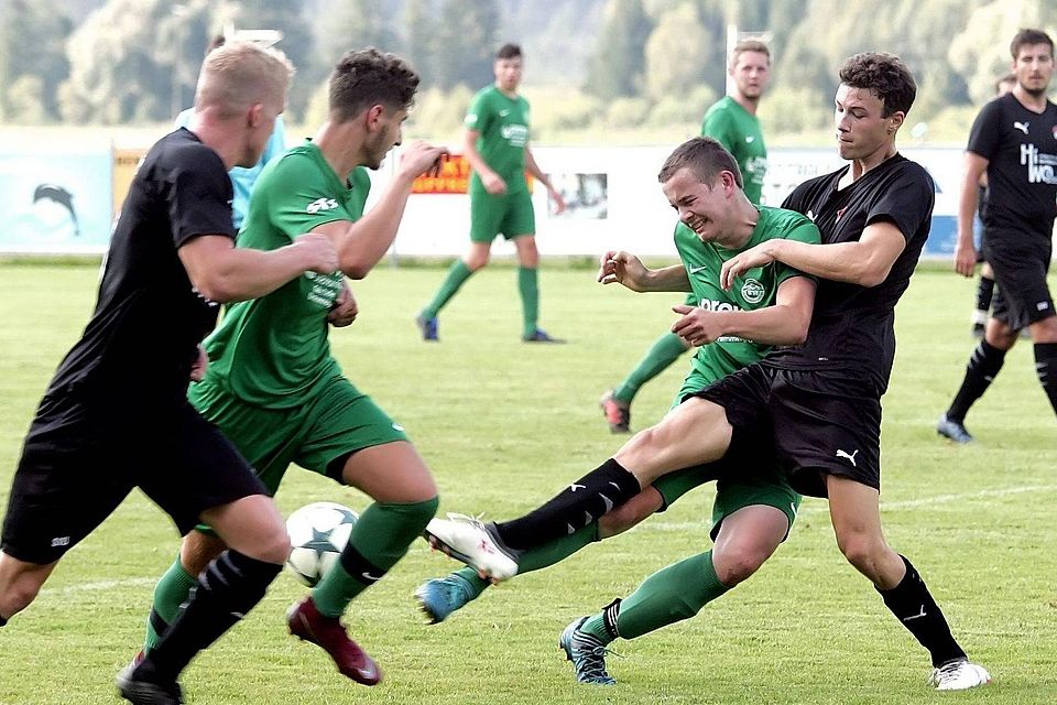 Harter Einsatz: Der SV Uffing fegt den SV Söchering vom Platz.