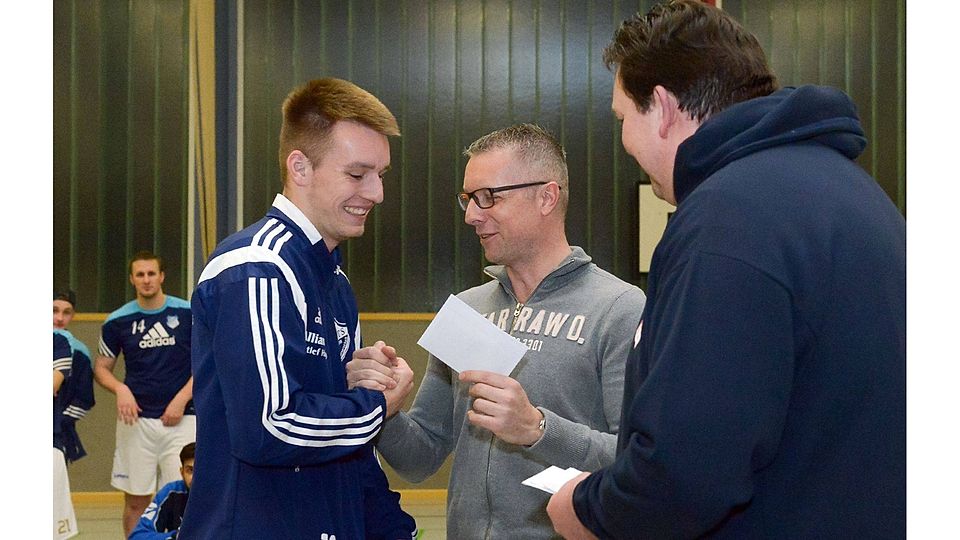 Jan-Niklas Kersten (links) von der Leher Turnerschaft war mit zehn Toren der treffsicherste Akteur beim siebten Allianz-Hajnal-Cup in Stotel. Er darf sich über 50 Euro Preisgeld freuen. Schimanke