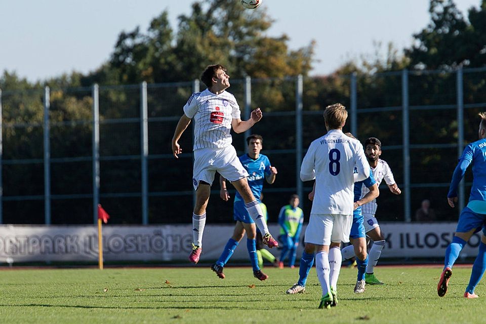 Die U21 des VfL Osnabrück (weiße Trikots) schlug nach packenden 90 Minuten Arminia Hannover mit 3:2. F: Bernd Seyme