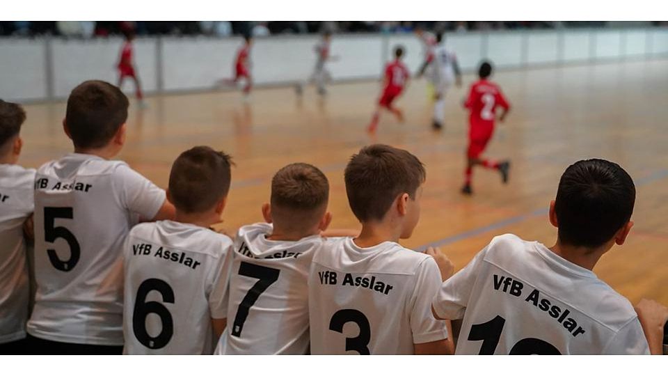 Mehr als nur Zaungäste sind die Nachwuchskicker des VfB Aßlar bei den eigenen Hallen-Jugendturnieren. Die U10 schafft es trotz namhafter Bundesliga-Konkurrenz sogar bis ins Finale. © Isabel Althof