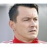 Verfolgte die Bemühungen seiner Mannschaft zunehmend sorgenvoll: Jürgen Deinhart, der beim SV Waldstetten nun zurückgetreten ist.	F.: Ernst Mayer