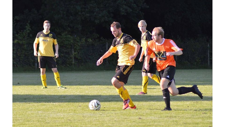 Jonas Vogel vom SV Holtsee schirmt den Ball sicher ab. Foto. dwu