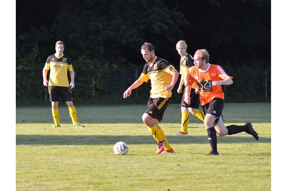 Jonas Vogel vom SV Holtsee schirmt den Ball sicher ab. Foto. dwu